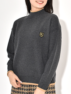 サンディ　25年秋冬新作　ライン入り無地ニット　253-121-18