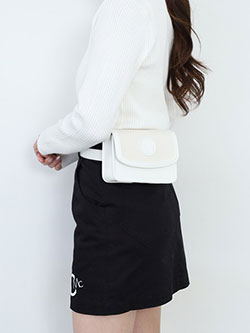 セシルマクビーグリーン　26年春夏新作　エンブレムスコープケース　CGS26026BG